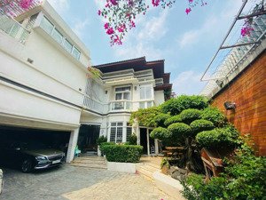 bán biệt thự sân vườn ~300m2 tại nguyễn văn tạo ngay vòng xoay lên cao tốc, nhà mới đẹp, giá 9tỷ99