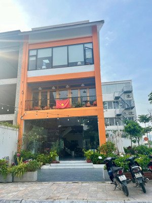 bán căn góc shophouse 2 mặt thoáng, diện tích 130.6m2, giáp smart city kinh doanh cực tốt