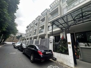 bán biệt thự thanh xuân, ở + kinh doanh, vỉa hè rộng, ô tô tránh,có hầm, 108m2*5t*mt5,2m giá 28 tỷ