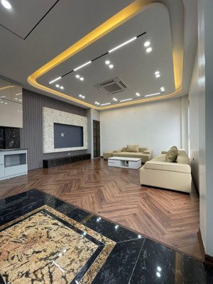 nhà thang máy nguyễn văn cừ, hiếm, 45m2,6 tầng , dân trí cao , full nội thất chỉ 9.89 tỉ