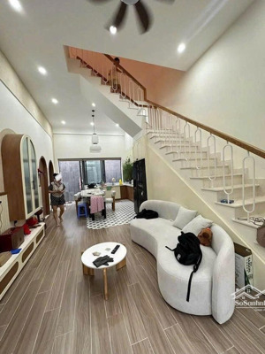 tôi cô 6 cần bán gấp căn nhà đường lê văn sỹ, diện tích 34m2, sổ hồng tôi đứng