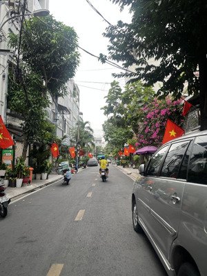 bán nhà mặt tiền quận 7 đường số. dt 5 x 21m. sổ vuông đẹp. một đời chủ