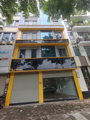 mặt phố hoàng quốc việt 80m2x6tầng mt 5m giá thuê 70tr, vị trí đẹp trung tâm phố, kinh doanh sạch