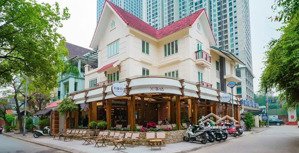 cho thuê biệt thự đẹp nhất mặt phố nguyễn thị định 250m2x3tầng 25mmt giá thuê 6500$, mọi mô hình