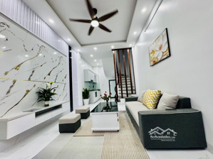 chính chủ bán nhà 30m2 x 4 tầng, nhà đẹp về ở được luôn, ngõ ô tô nghĩa tân, cầu giấy. 6,3 tỷ.
