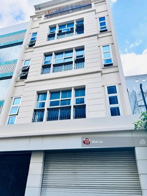 tòa nhà đường xô viết nghệ tĩnh 7x21m trệt 4 lầu có thang máy, cho thuê