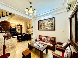 phố vip - dân xây - cách phố ô tô tránh 10m - hai thoáng - mặt tiền rộng - hiếm nhà bán quán thánh