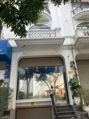 cho thuê nhà mặt phố dịch vọng hậu-duy tân-cầu giấy 100m2 7 tầng 1 hầm. mt 6m. thông sàn. giá 70tr