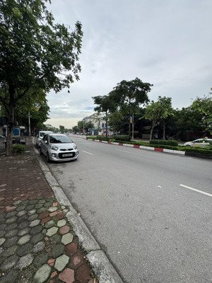 cho thuê cửa hàng mặt phố cổ linh, long biên diện tích 110m2, đường 40m, vỉa hè 6m