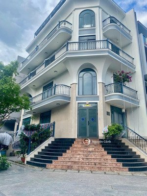nguyên căn góc 2 mt,dt 8.5 x 20 đường lớn vị trí đẹp,thang máy,máy lạnh,hầm tại vạn phúc city.