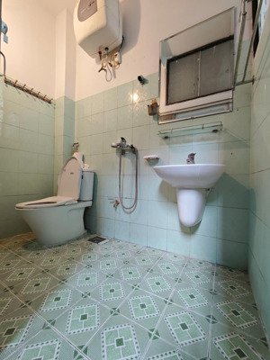 cho thuê căn hộ dt 65m2 tầng 2 thông 3 nhà thoáng sạch đẹp ngõ thông mấy bước chân ra phố lê duẩn