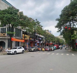 bán nhà mặt phố trung hòa. dt 135, mt 5,7m. xây 6 tầng thang máy. cho thuê giá cao , quận cầu giấy: