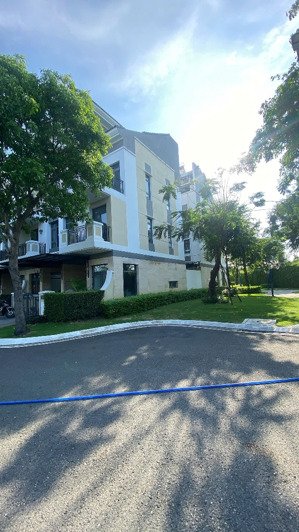 bán căn góc sân vườn giá 14,5 tỷ, dt 75m2 - 4 tầng tại verosa park. căn góc sát công viên rộng.