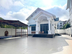 cho thuê biệt thự:
nhà sân vườn rộng 500m2 - full nội thất cao cấp - trục chính kdc nam cần thơ