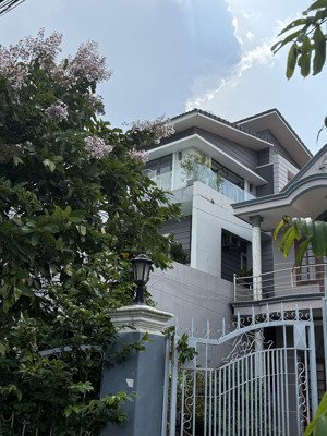 bán nhà lầu + 8 phòng trọ, dt 530m2