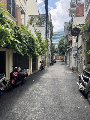 nhà 4 tầng. diện tích 63m2 (6x10m) sổ vuông đẹp. 100m ra nguyễn văn trỗi. nhỉnh 7 tỷ
