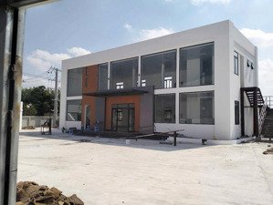 xưởng tân uyên mới 100%. dt 4500 vp 200m. giấy tờ đầy đủ, pccc tự động. điện 560kva . sx gỗ , ..