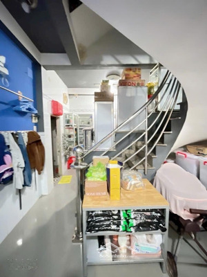 q4 đỗ cửa .shr 33m 5tầng btct hoàn công đủ . kdc hiện hữu dân trí cao . nhĩnh 6 tỷ xíu còn tl