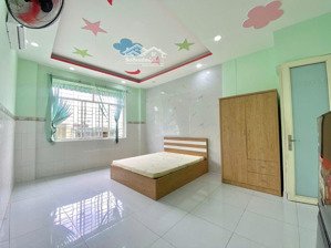 căn phòng cửa sổ lớn full nội thất 45m2 vị trí ngay cầu điện biên phủ, đh uef hiu hutech, hàng xanh