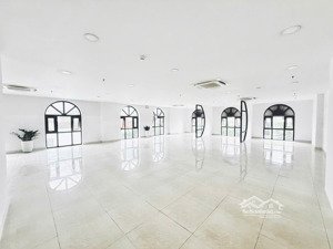 văn phòng mặt tiền gần masteri thảo điền, quận 2 gần dt 265m2 giá thuê 132tr/ tháng đã phí quản lí