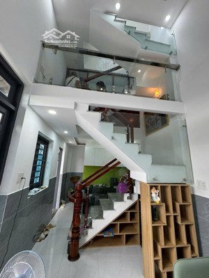 nhà đẹp- không lộ giới- ko quy hoạch- 3 tầng lầu- 3 phòng ngủ- hẻm vừa cán nhựa sạch sẽ - hỗ trợ ng