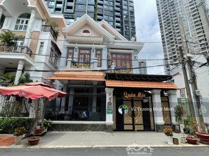 bán nhà mt cư xá nguyễn trung trực, q.10 , dt 126m2 ( 7 x 18 ), 4 tầng, nội thất gỗ sang trọng