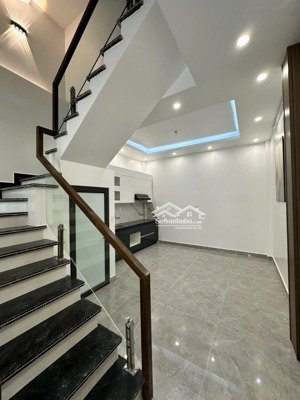 dãy 3 căn mới xây ở thiên lôi phố oto đỗ cửa