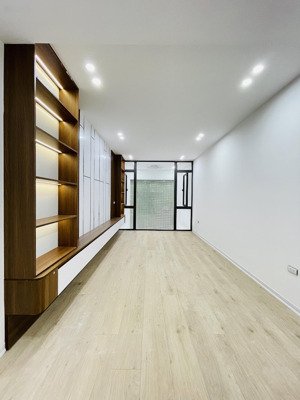 tôi chính chủ bán nhà riêng, hoàng cầu, đống đa, 42m2, 6t, thang máy, ô tô tránh, kinh doanh.