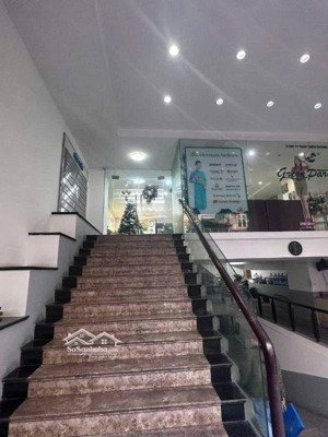 bán nhà mặt phố kinh doanh . 16 phòng cho thuê . 2 mặt phố đống đa . siêu rẻ . không quy hoạch