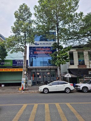 bán nhà 2 mặt tiền đường d1 phường phú hoà tp.tdm bình dương, giá 17 tỷ, đt cô hà)
