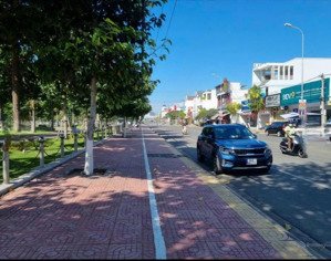 cần bán 1400m2 mặt bằng 2 mặt tiền đường lớn võ văn kiệt đối diện công viên gần ngay siêu thị lotte