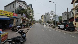 cần bán gấp đất mặt phố hoa động, cự khối, dt 50m2, mt 5.2m, đường 11m, đông nam, tiện kinh doanh