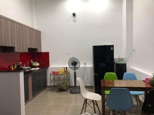 mới! kẹt tiền gấp! nhà 4x12 đúc 2 tầng đẹp hẻm xe hơi thông quay đầu, gần ngã tư llq-âu cơ 6.5tỷ tl