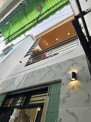 chủ bán gấp giá 2tỷ7, đường trần phú, phường 7, quận 5. dt 60,2m2 (4,3m x 14m), shr, hđ cho thuêcao