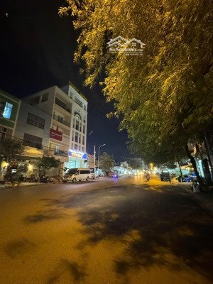 bán nhà mặt tiền phạm văn bạch, tân bình, đường 30m, dt 70n2, 3 tầng, chỉ hơn 11 tỷ,còn tl