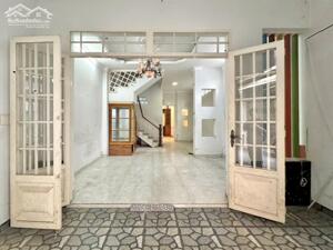 QUÂN 10 - ngang hiếm 5.5m, đúc 4 tấm, vài bước chân ra mặt tiền.