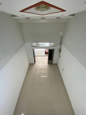 cho thuê nhà, mặt đường ô tô, 1 lầu 2pn. giá 12tr/th