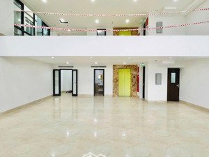 cho thuê nhà mặt đường nguyễn văn huyên 80m2 x 3 tầng, mt 15m, giá 110tr/tháng, nhà mới đẹp