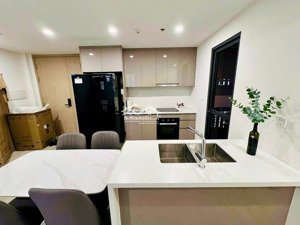 chính chủ cho thuê căn góc 2pn masteri centre point 74m2 có đảo bếp, full nội thất mới tinh 14triệu