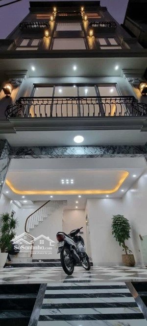 tôi cần cho thuê tòa nhà văn phòng tại văn cao - liễu giai, dt 80m2 x 7t, có tm.giá thuê 33tr/tháng
