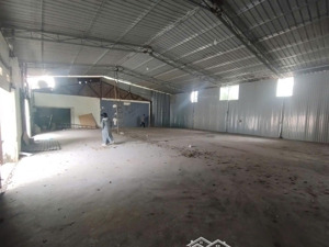 cho thuê kho đường phúc diễn, nam từ liêm, hn. dt 320m2, cao 6m, mt 20m. có điện 3fa. giá 23tr/th
