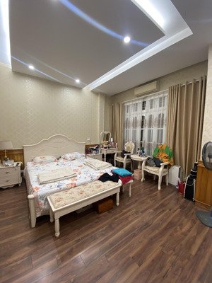 bán nhà ngõ 84 phố chùa láng, đối diện đại học ngoại thương. giá 20.5 tỷ