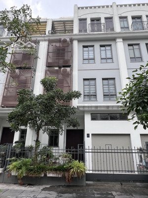 bán gấp căn lk 99m đông nam tại the manor đối diện công viên, nội thất cơ bản có thang máy.