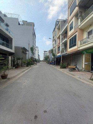 bán nhà cổ linh- 40m x 7 tầng - giá 8.55 tỷ có tl), thang máy, ngõ thông , gần cầu, gần aeon