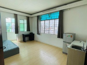 giá công khai 4triệu2 - phòng studio - 30m2 - bancol, cửa sổ lớn - full nội thất - có bảo vệ