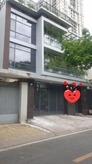 bt đơn lập siêu hiếm tại kđtm dịch vọng. 316m2, 5t, mt 15m. xanh mát, yên tĩnh, hàng xóm quan chức