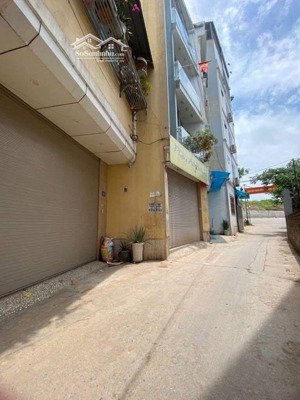 nhà xây mới chắc chắn.sát chợ tổ 5 yên nghĩa.30,4m2x5t.lh 