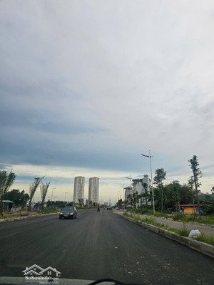 mặt đường vành đai 3.5, đường rộng 60m, vỉa hè 8m. . trung tâm giao lộ đẹp nhất khu vực