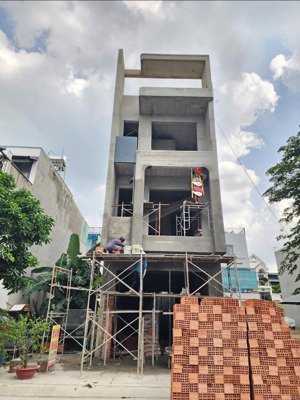 bán nhà 1 trệt 2 lầu đường lớn 17m đang xây đầu tư tốt