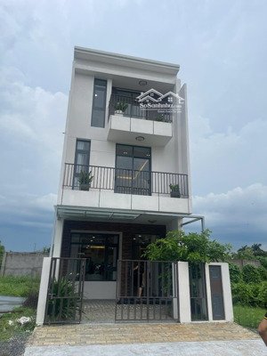 cần bán gấp căn nhà liền kề chợ bình chánh thiết kế 1 trệt 2 lầu shr lh xem nhà